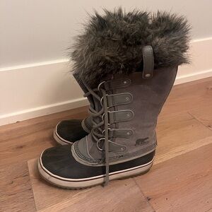 Women’s Gray Sorel Boots Size 9